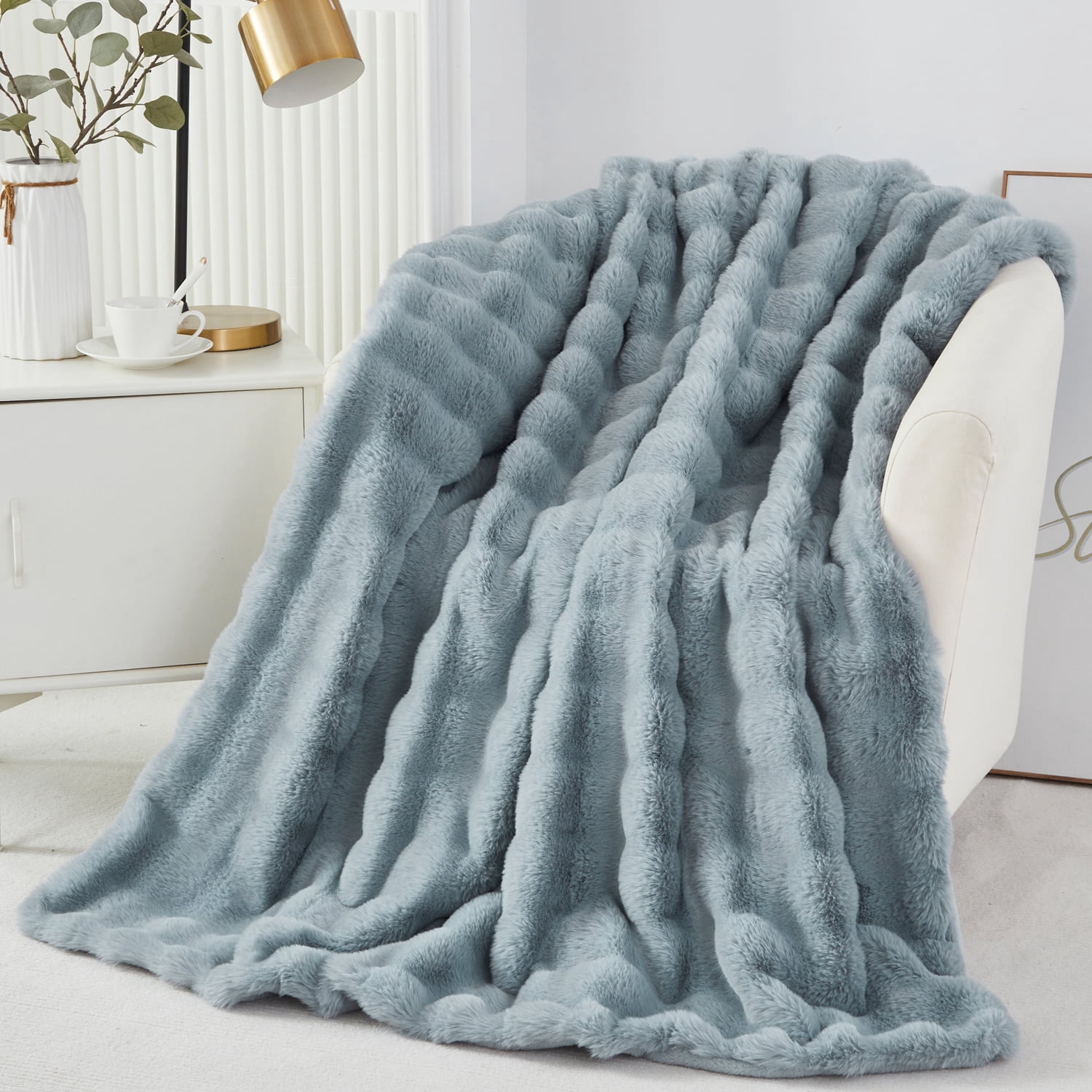URBONUR Faux Rabbit Fur Twin Blanket for Bed Chair Couch, Fluffy Bubble Blanket, Luxury Fuzzy Warm Thick Bed Blankets for All Season 63×79 Inches