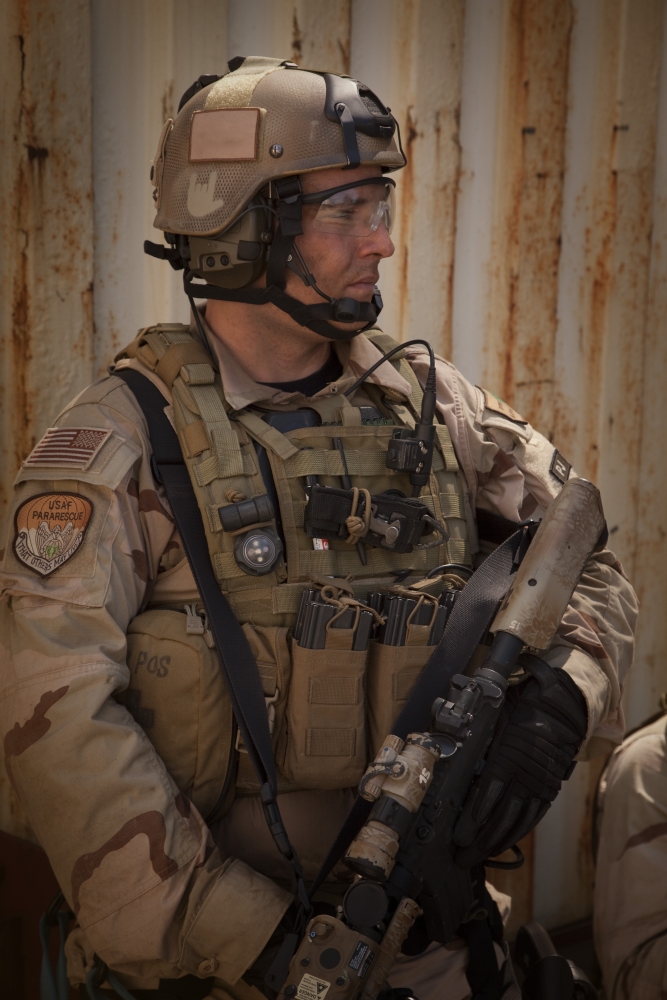US Air Force CSAR parajumper armed with an automatic rifle Canvas Art - Tom WeberStocktrek Images (24 x 35)
