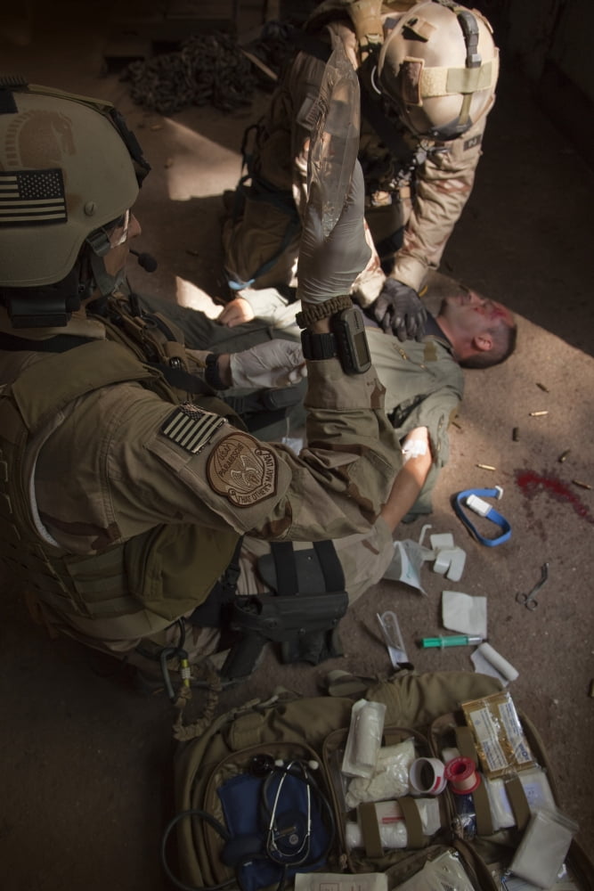 US Air Force CSAR parajumpers giving first aid Canvas Art - Tom WeberStocktrek Images (24 x 35)