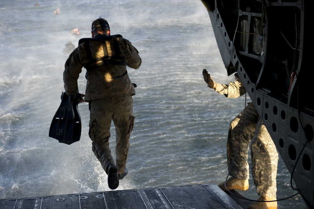 US Army Green Beret exits a CH-47 Chinook helicopter Canvas Art - Stocktrek Images (34 x 23)