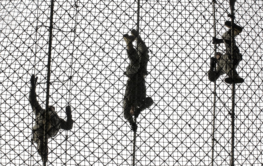 US Army recruits completing an obstacle at Victory Tower during basic combat training Canvas Art - Stocktrek Images (35 x 23)