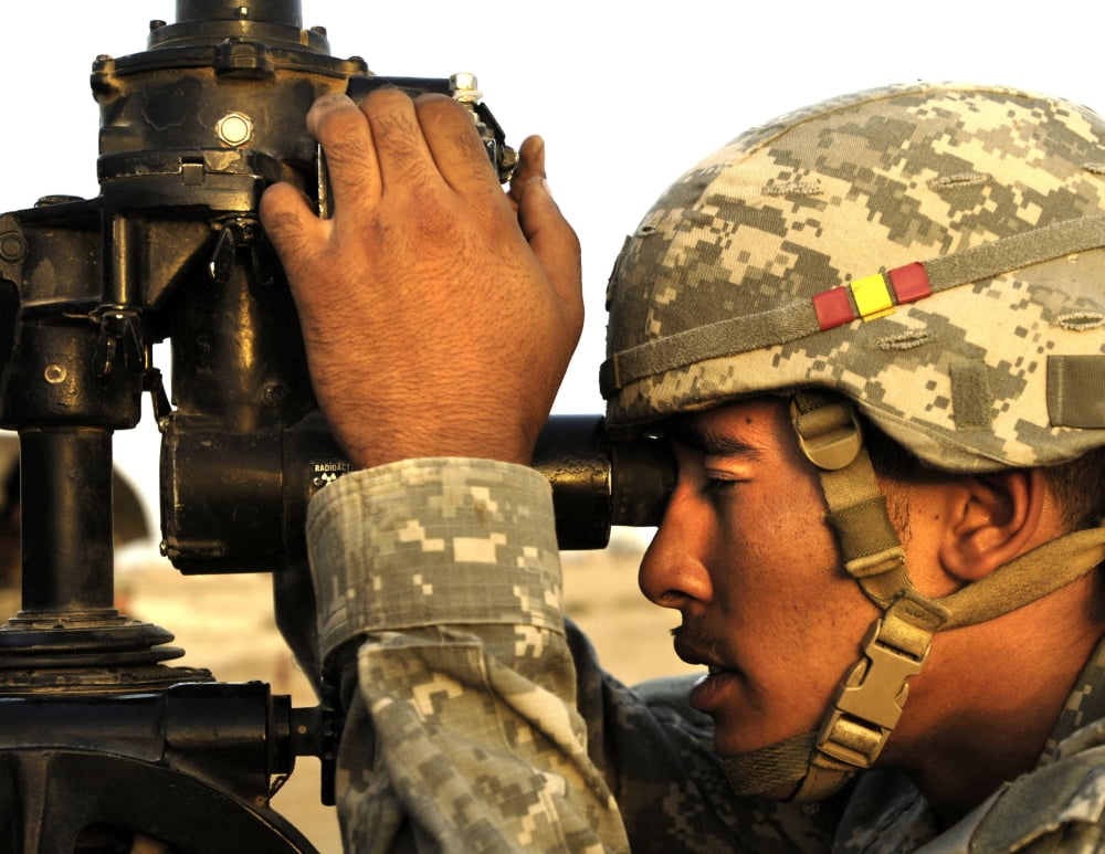 US Army soldier looks through a gun sight on a M198-155mm Howitzer Canvas Art - Stocktrek Images (31 x 24)