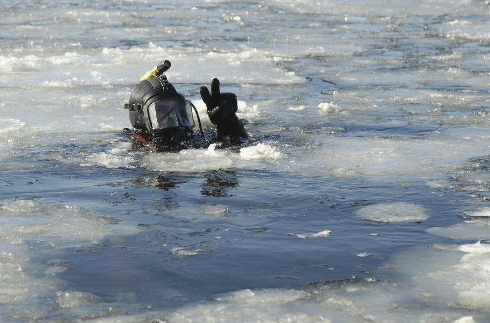 US Navy Diver signals he is okay during a training mission in the icy Thames River Canvas Art - Stocktrek Images (34 x 23)