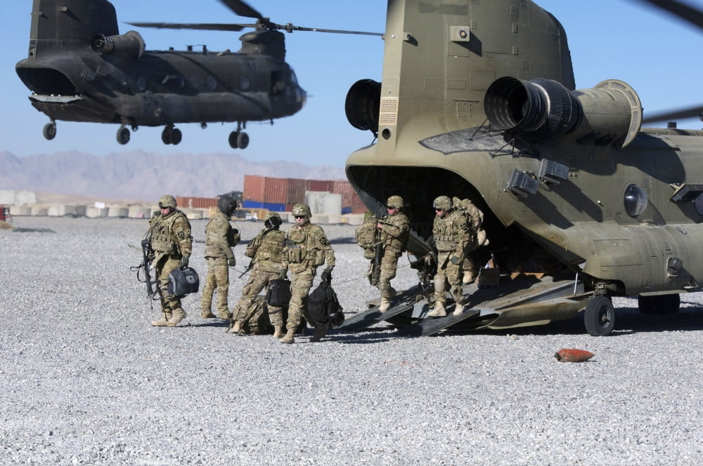 US soldiers offload a CH-47 Chinook helicopter Canvas Art - Stocktrek Images (35 x 23)