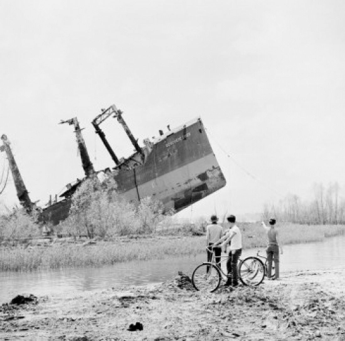 USA Louisiana New Orleans Sunken ship in Mississippi River Canvas Art - (18 x 24)