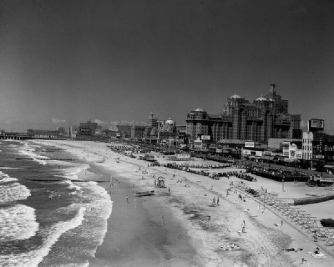 USA New Jersey Atlantic City beach and ocean Canvas Art - (18 x 24)
