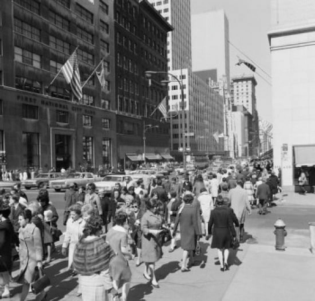 USA New York City Manhattan Pedestrian traffic on Fifth Avenue Canvas Art - (18 x 24)