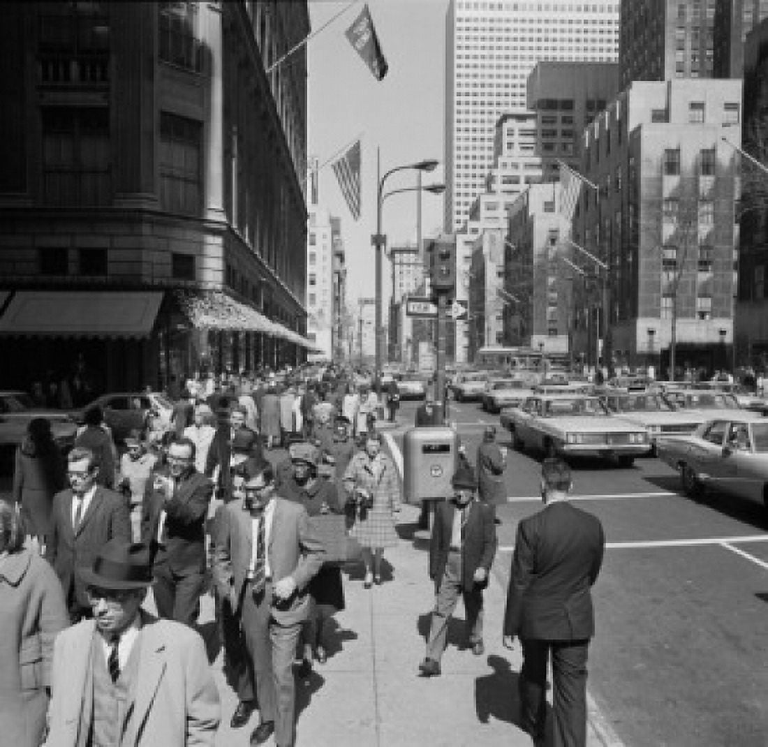 USA New York City Manhattan Pedestrian traffic on Fifth Avenue Canvas Art - (24 x 36)
