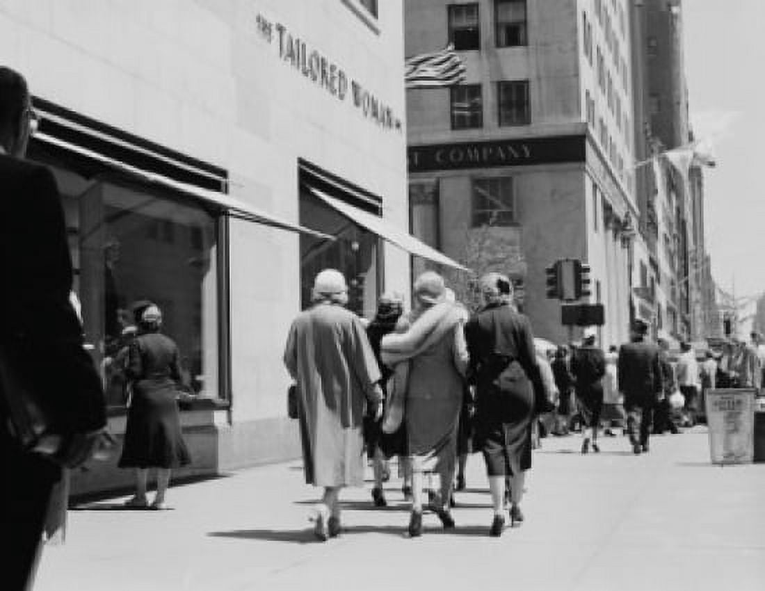 USA New York City Manhattan shoppers on 57th Street Canvas Art - (18 x 24)