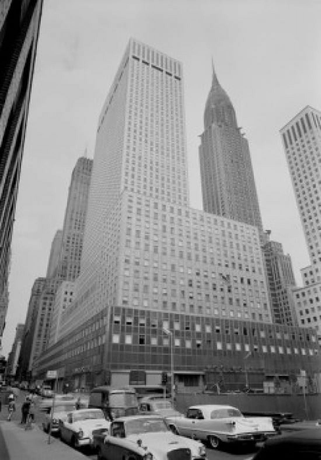 USA New York City Socony Mobile Building 42nd Street and 3rd Avenue Canvas Art - (24 x 36)