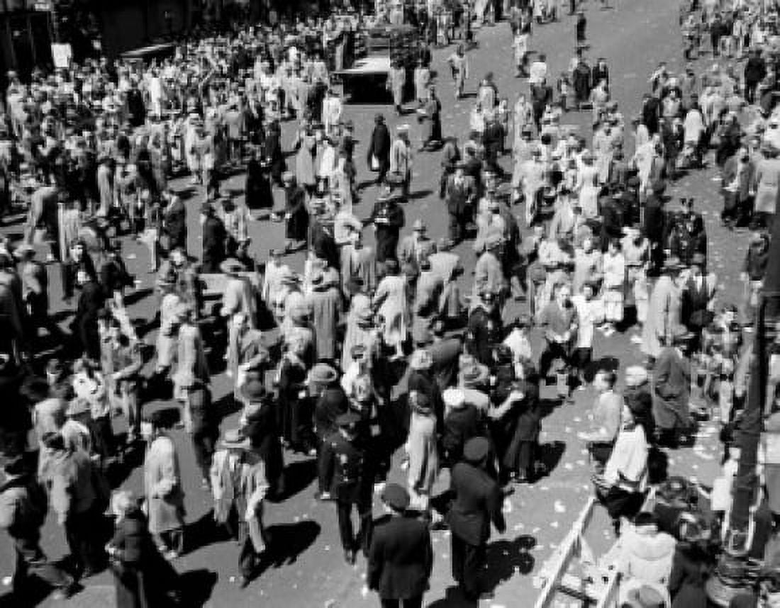 USA New York City Spectators during General Douglas MacArthur parade in April 1951 Canvas Art - (18 x 24)