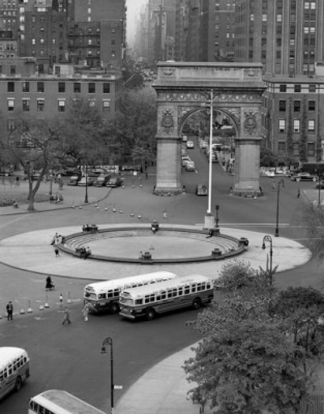 USA New York City Washington Square Arch Canvas Art - (24 x 36)