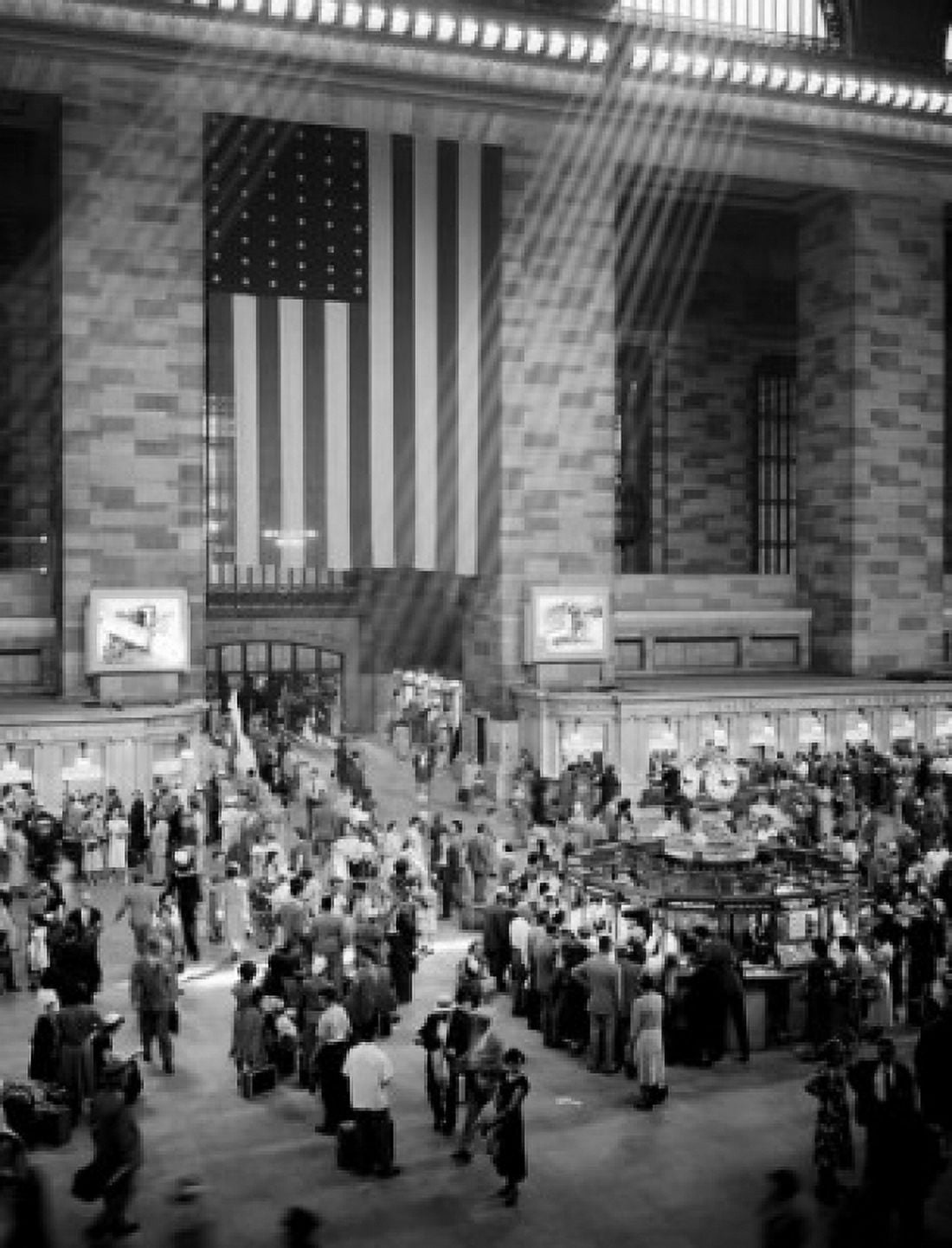 USA New York City crowds in Grand Central Station Canvas Art - (18 x 24)