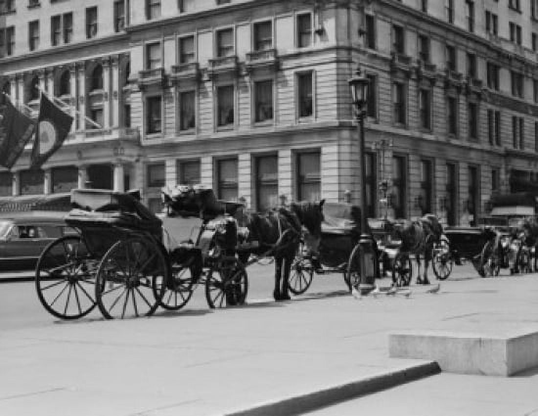 USA New York City horse buggies at Fifth Avenue and 59th Street Canvas Art - (18 x 24)