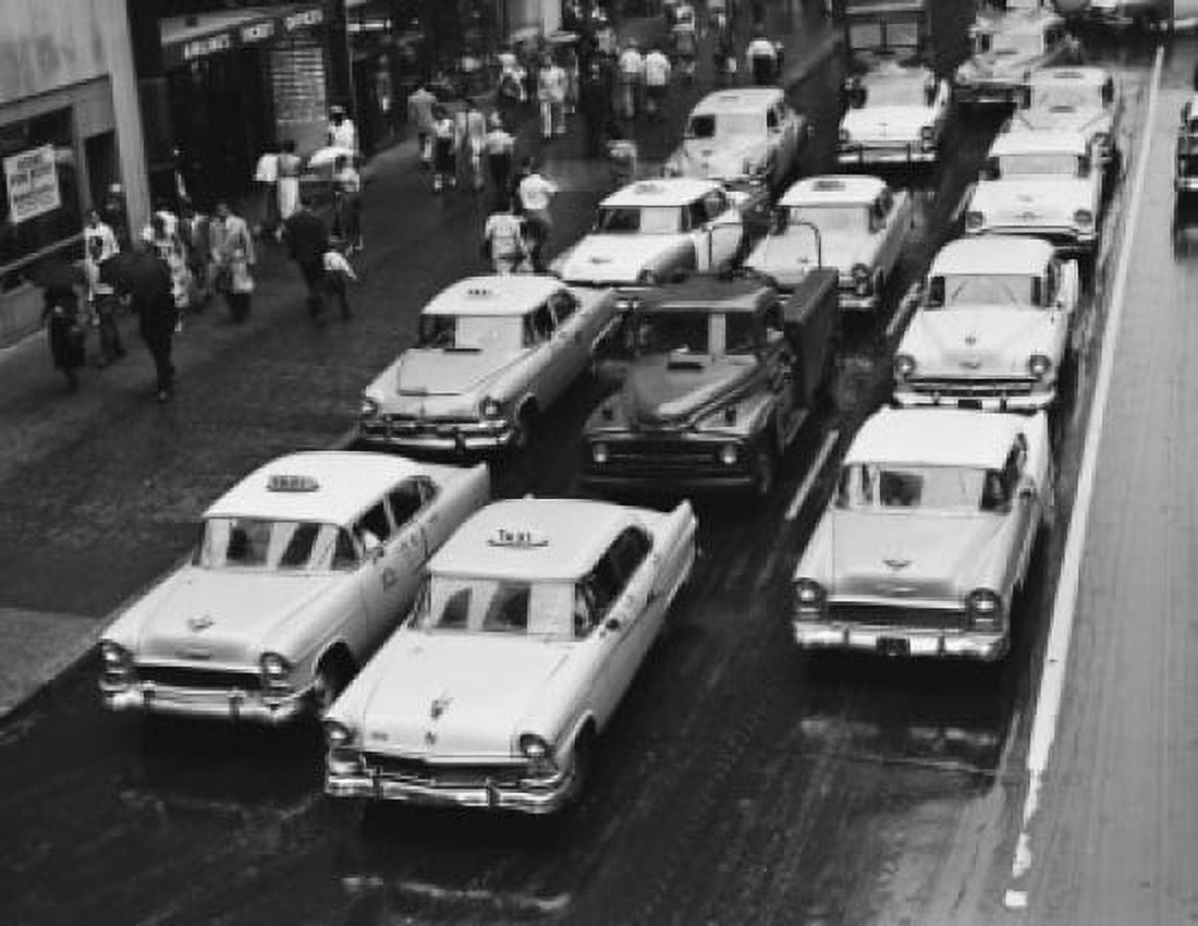 USA New York City rainy day traffic looking west from Park Avenue and 42nd Street Canvas Art -  (18 x 24)