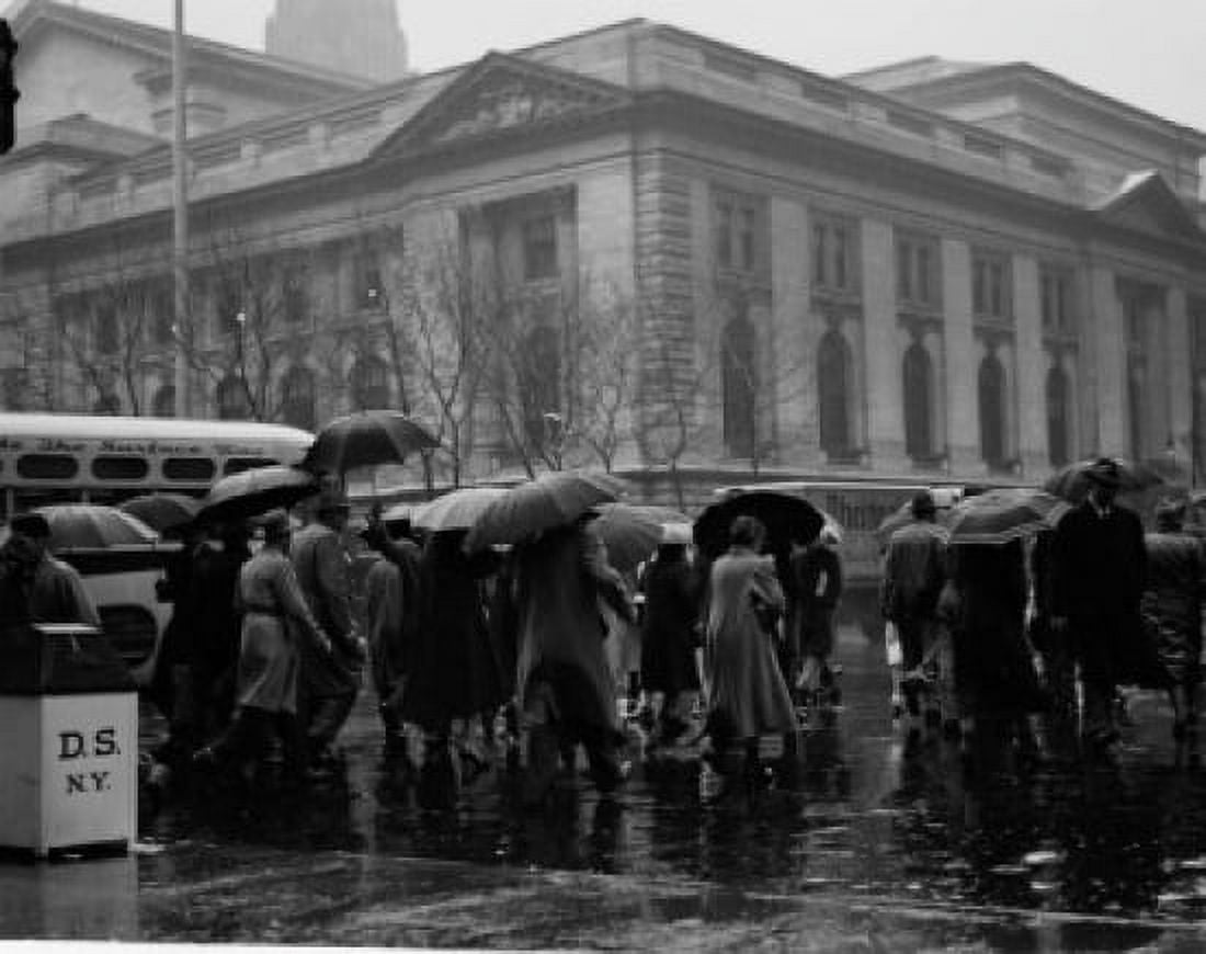 USA New York State New York City crowd crossing street in rain Canvas Art - (18 x 24)