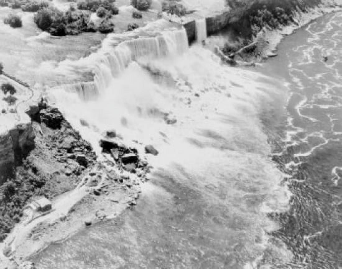 USA Niagara Falls Canvas Art - (24 x 36)