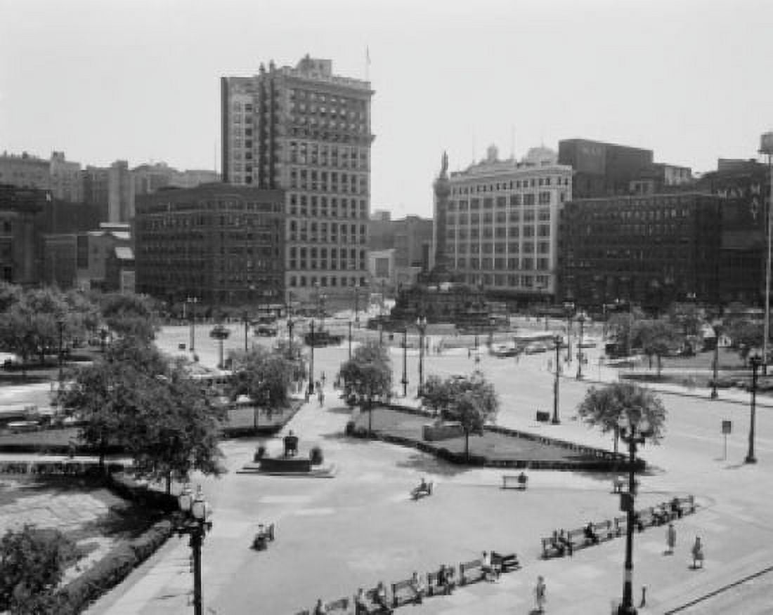 USA Ohio Clevelands public square with soldiers and sailors monument in the center Canvas Art - (24 x 36)