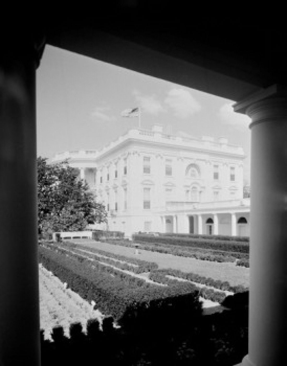 USA Washington DC View of the White House from the Presidents office in Executive or West wing Canvas Art - (24 x 36)