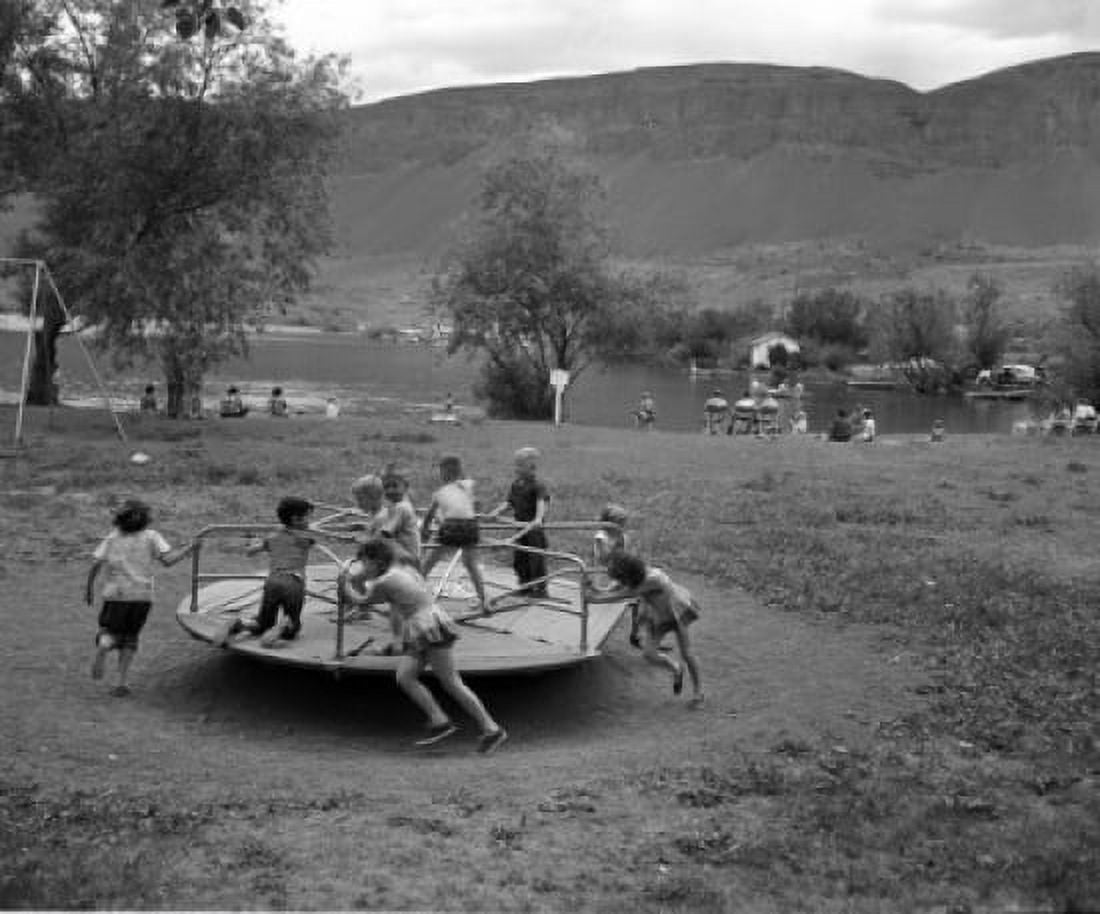 USA Washington Sun Lakes State Park Children playing Canvas Art - (18 x 24)