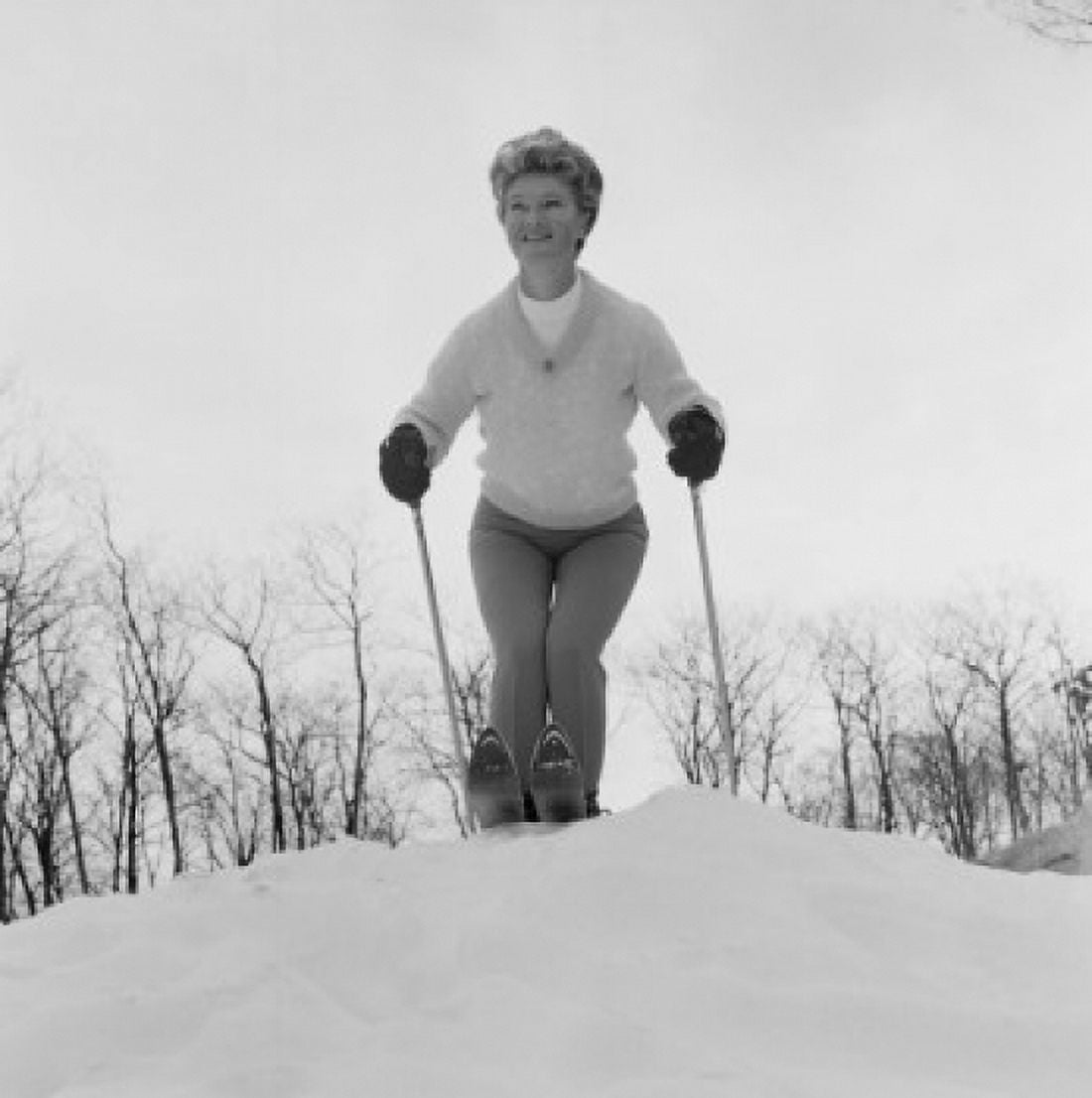 USA Woman skiing Canvas Art - (18 x 24)