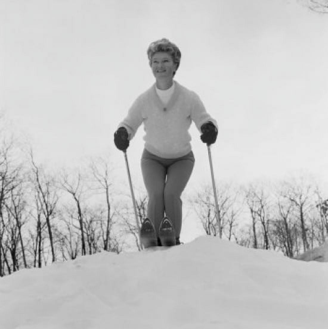 USA Woman skiing Canvas Art - (24 x 36)