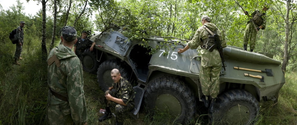Ukrainian soldiers train with service members from NATO Partnership for Peace nations Canvas Art - Stocktrek Images (43 x 19)