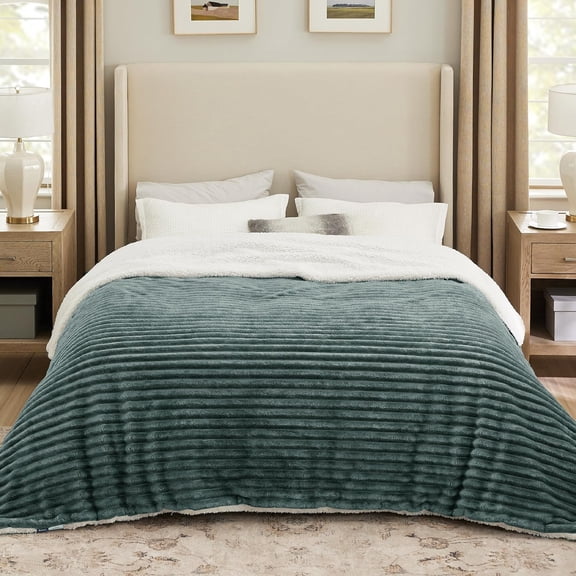 Ultra-Soft Dark Green Sherpa King Size Blanket - Cozy Fluffy Fleece Throw, 108x90 Inches