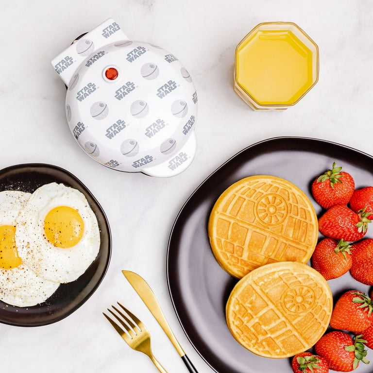 Uncanny Brands スターウォーズ ミニダースベイダーワッフルメーカー Amazon.com: Uncanny Brands Darth Vader Mini Waffle Maker - Star