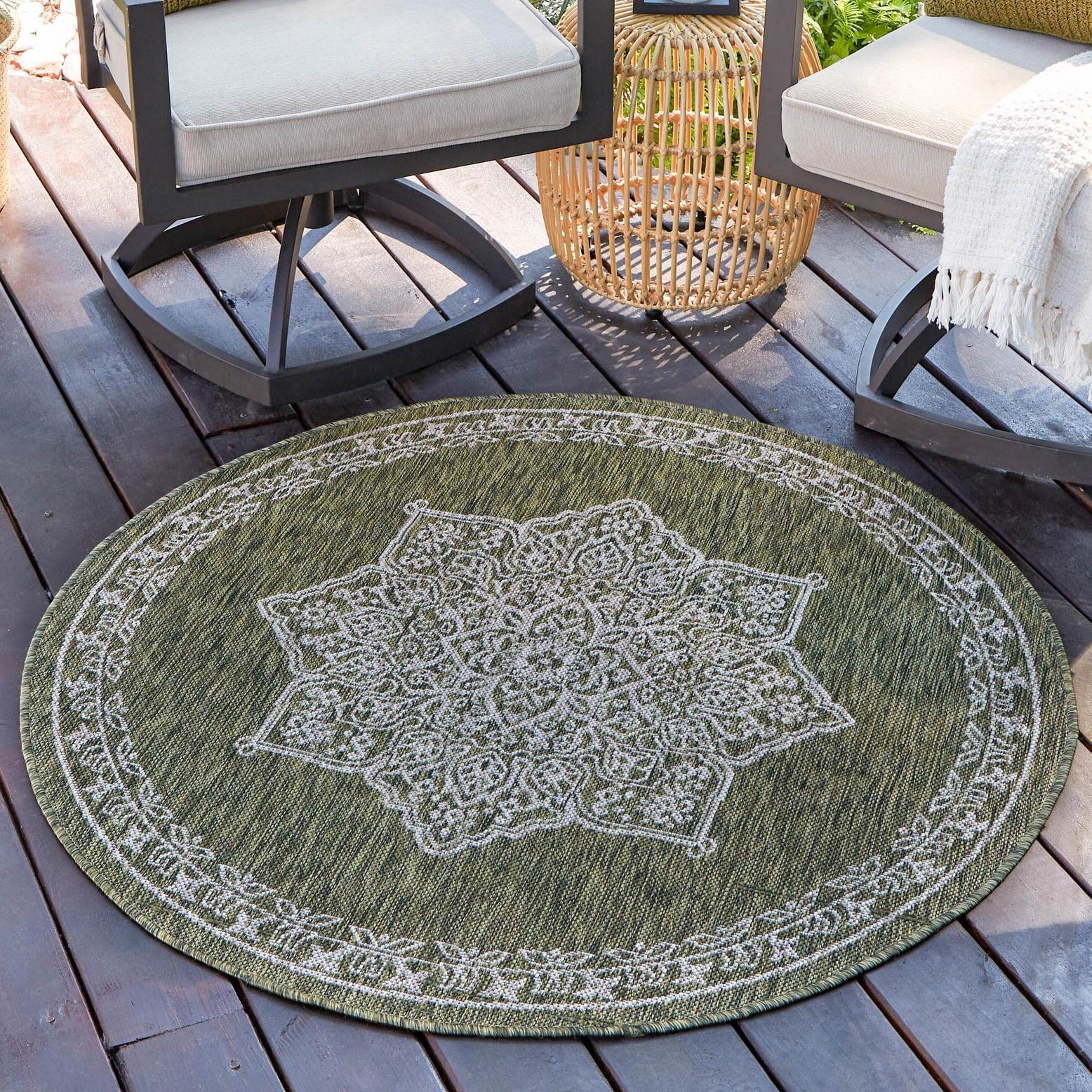 Easy-Care Green Synthetic 4' Round Outdoor Rug