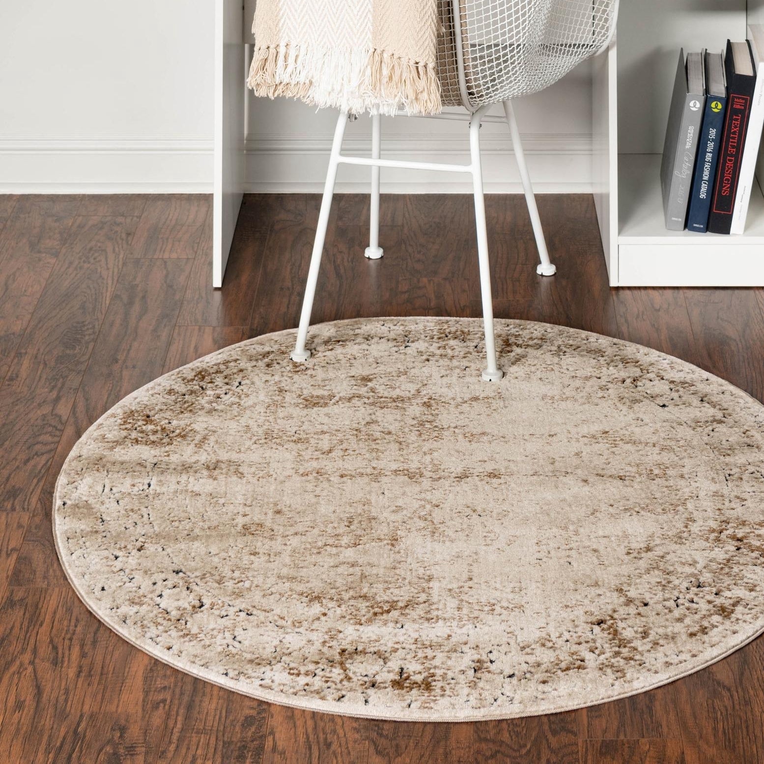 Unique Loom Chateau Collection Area Rug - Jefferson (7' 10" Round Beige/Light Brown)