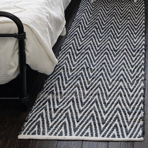 Unique Loom Chindi Chevron Collection Area Rug - Claire (2' 2" x 6' 1" Runner Black and White)