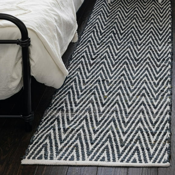 Unique Loom Chindi Chevron Collection Area Rug - Claire (2' 7" x 10' Runner Black and White)
