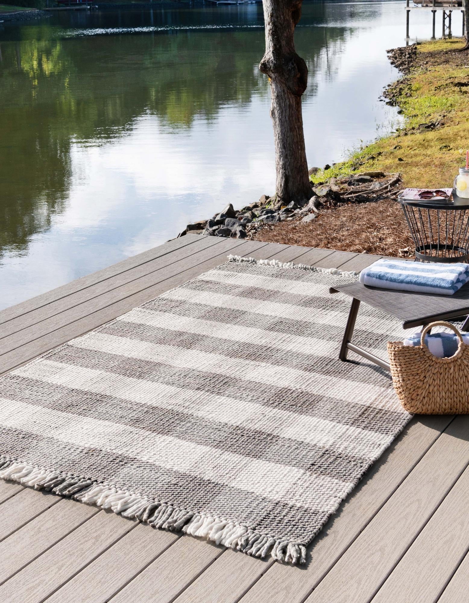 Gray and Ivory Synthetic Plaid Washable Rectangular Rug 4' x 6'
