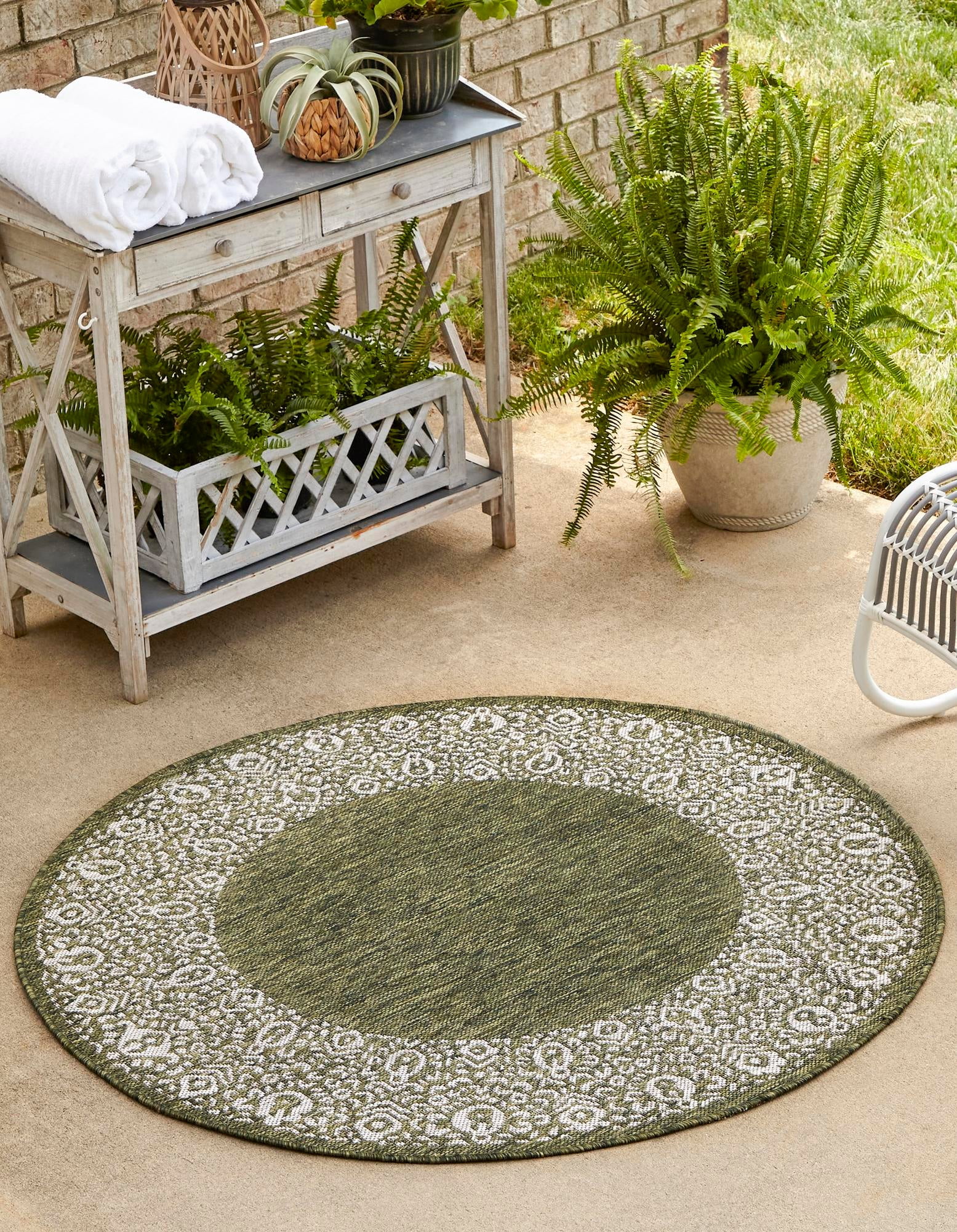 Green and Ivory Round Synthetic Outdoor Rug