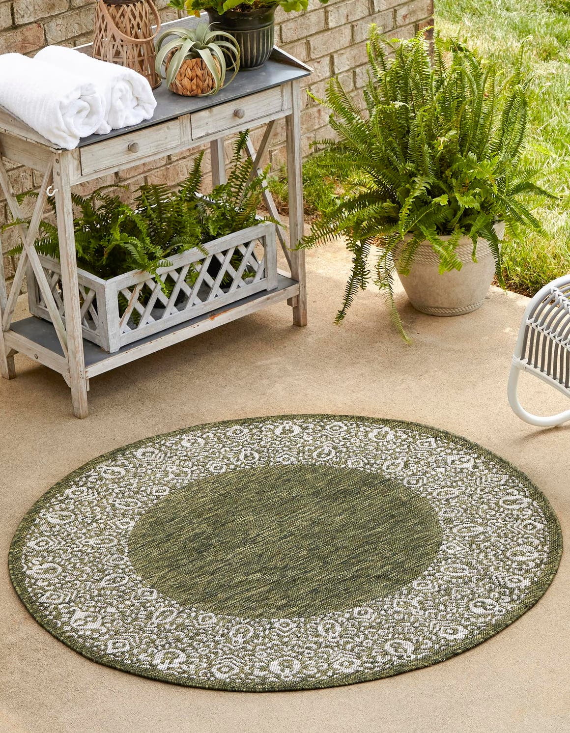 Green and Ivory Round Synthetic Outdoor Rug