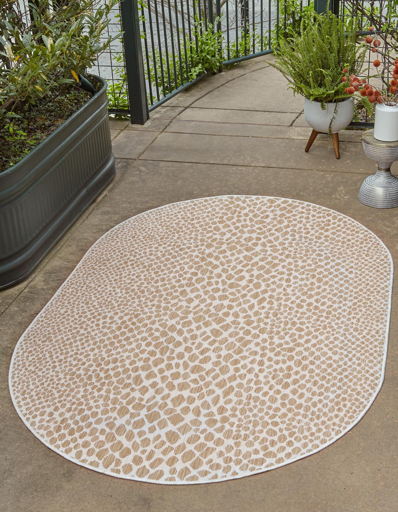 Jill Zarin Outdoor Collection Area Rug Cape Town (5' 3" x 8' Oval Dark Beige/Ivory)