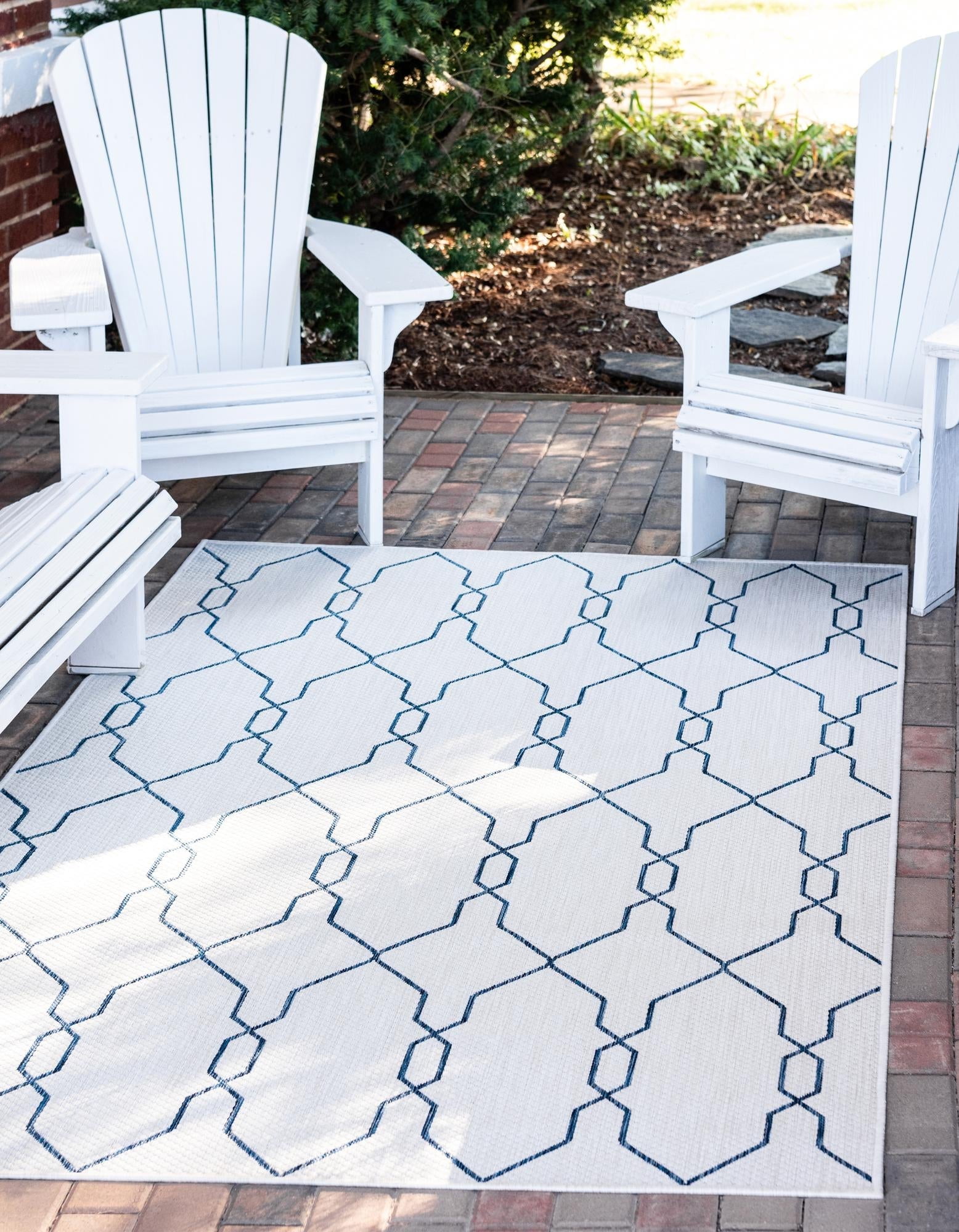 Ivory and Navy Blue Outdoor Trellis Rug, 5' x 8'