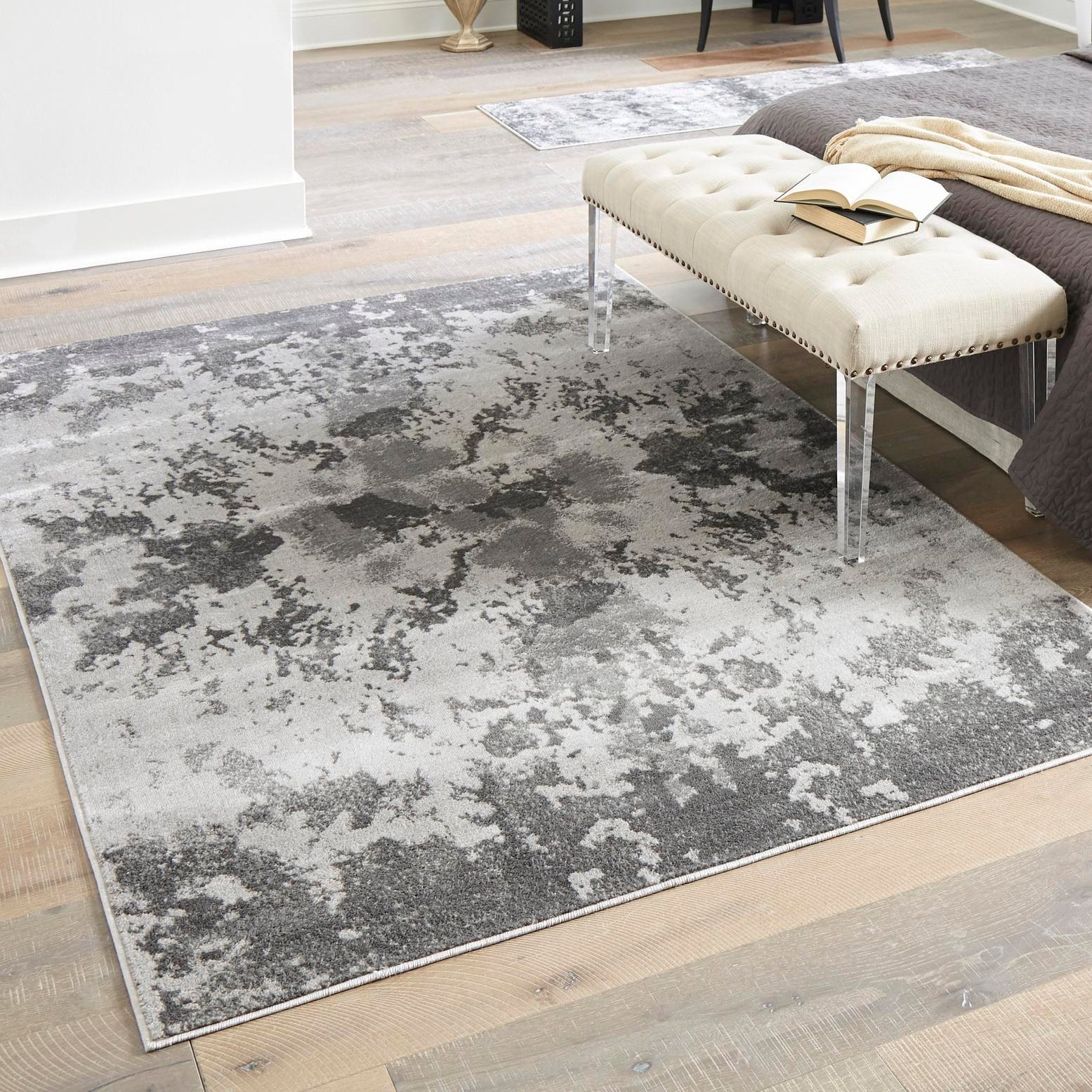 Light Gray Abstract Synthetic 4' x 6' Easy-Care Area Rug