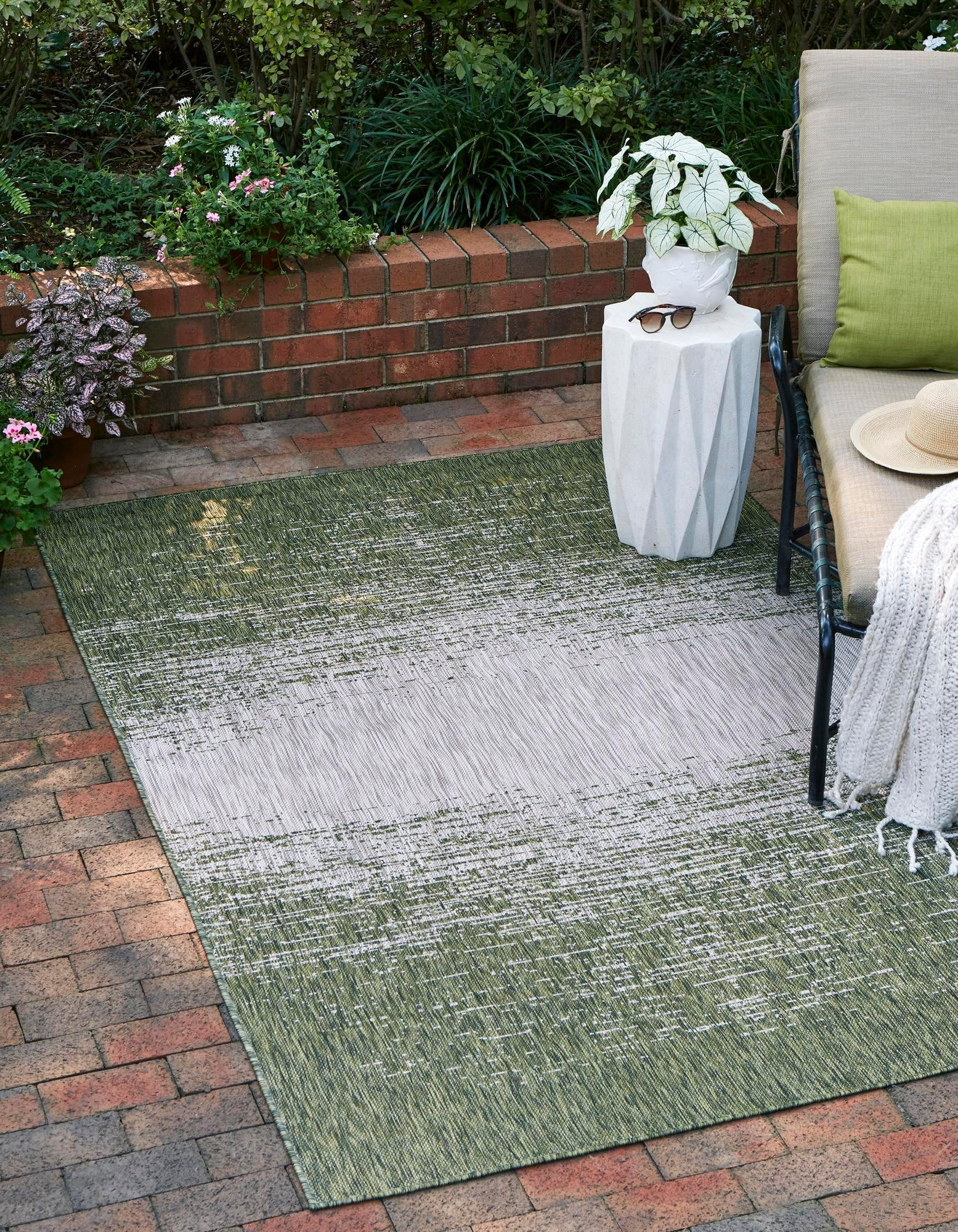 Modern Abstract Green 4' x 6' Synthetic Outdoor Rug