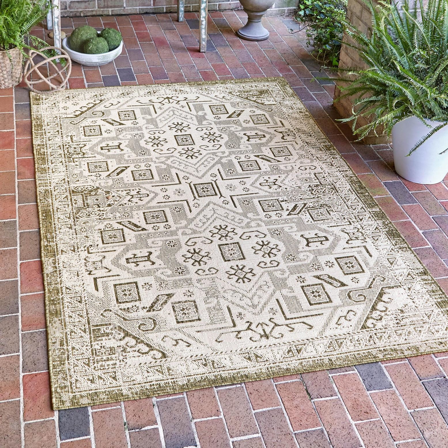 Reversible Green Medallion Outdoor Synthetic Rug 2' 2" x 3' 1"