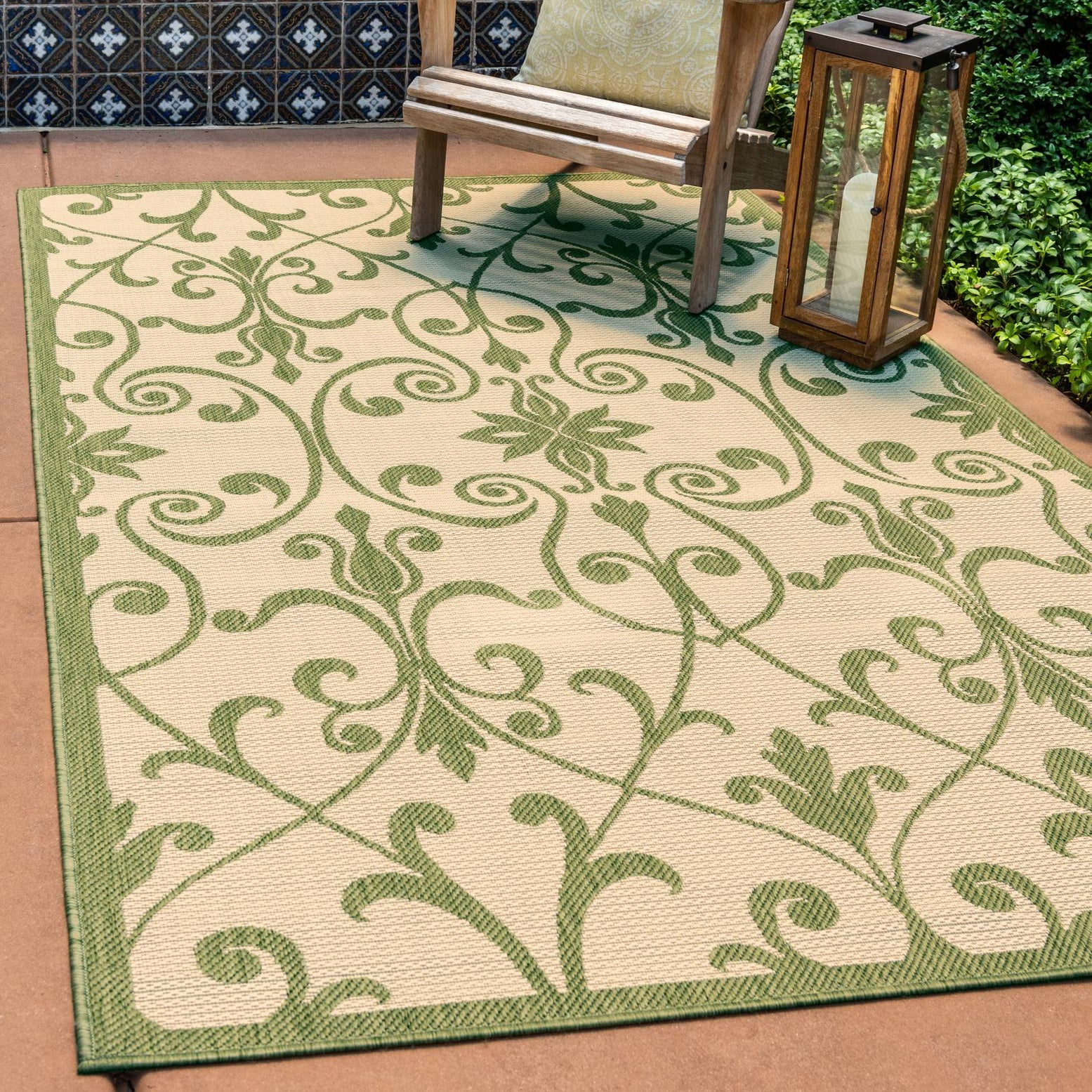 Green Botanical Elegance Outdoor Rug 2' x 3' Synthetic Easy-Care