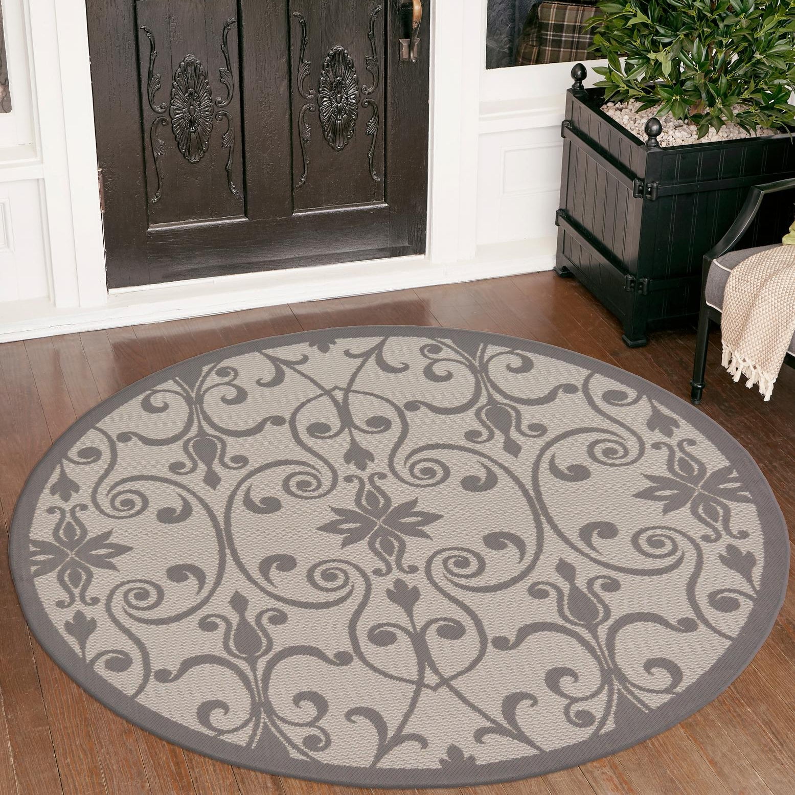Abstract Gray Gradient 6' Round Synthetic Outdoor Rug