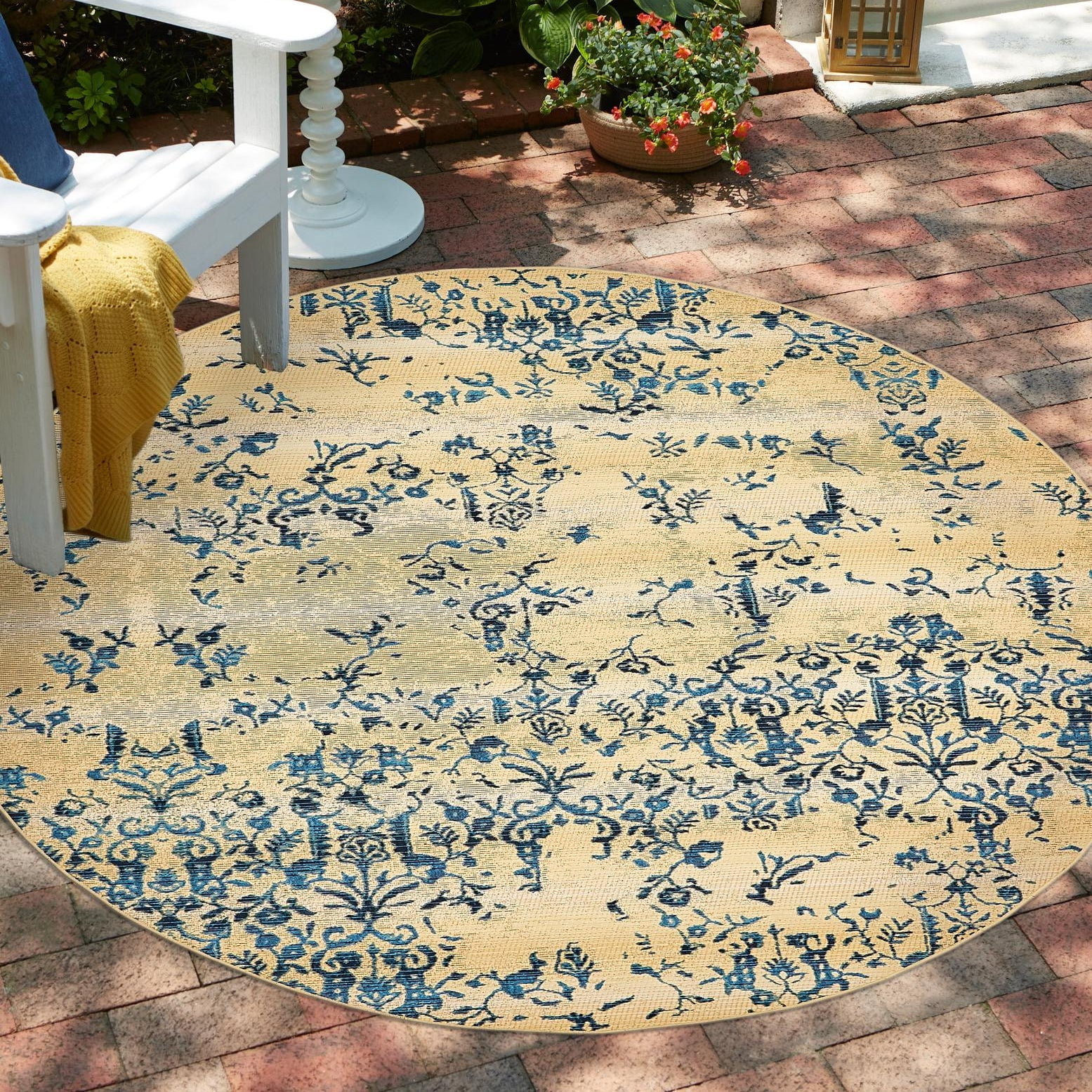 All-Season Beige Synthetic 8' Round Outdoor Rug with Stain-Resistant Weave
