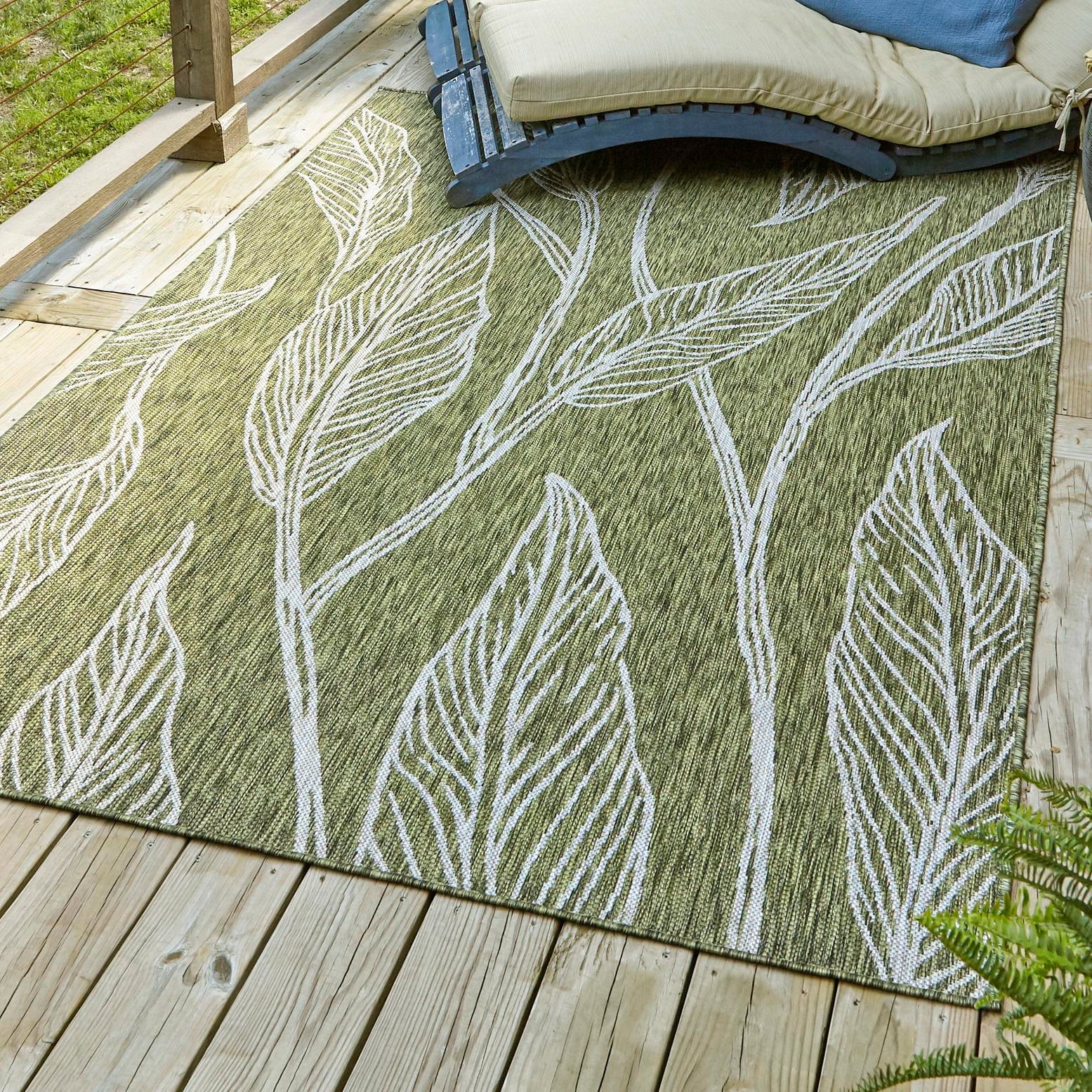 Green and Ivory Botanical Leaf Outdoor Rectangular Rug 8' x 10'