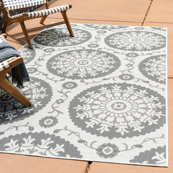 Unique Loom Outdoor Botanical Collection Area Rug - Medallion (5' 3" x 8' Rectangle Gray/Silver)