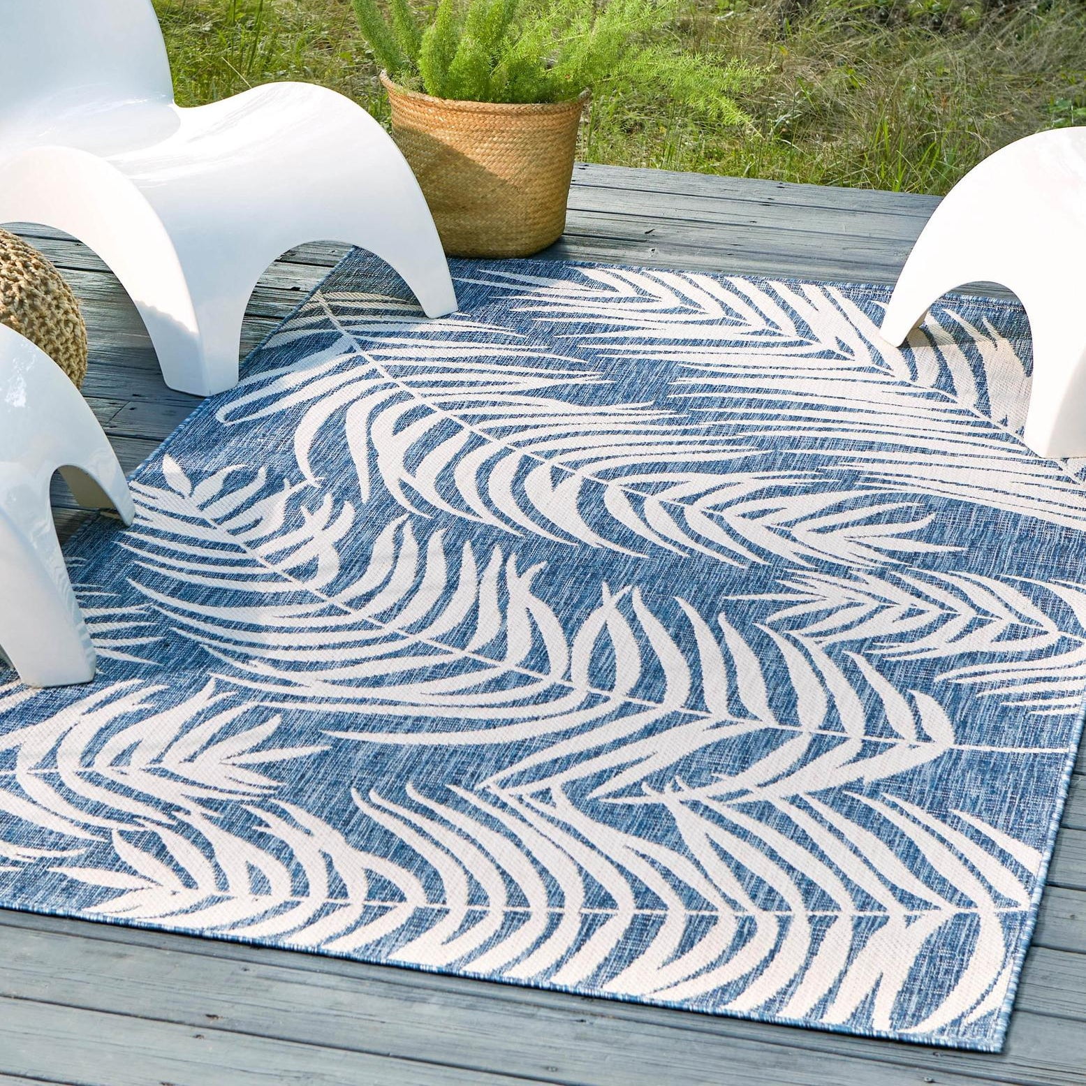 Blue and Ivory Synthetic Botanical Outdoor Area Rug, 5' x 7'
