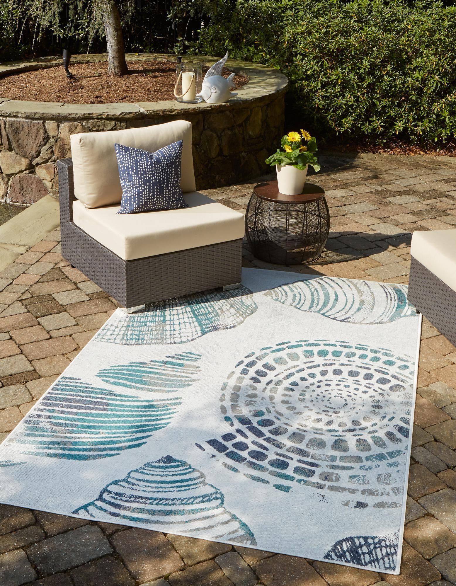 Ivory and Blue Synthetic Flat Woven Outdoor Rug, 4' x 6'