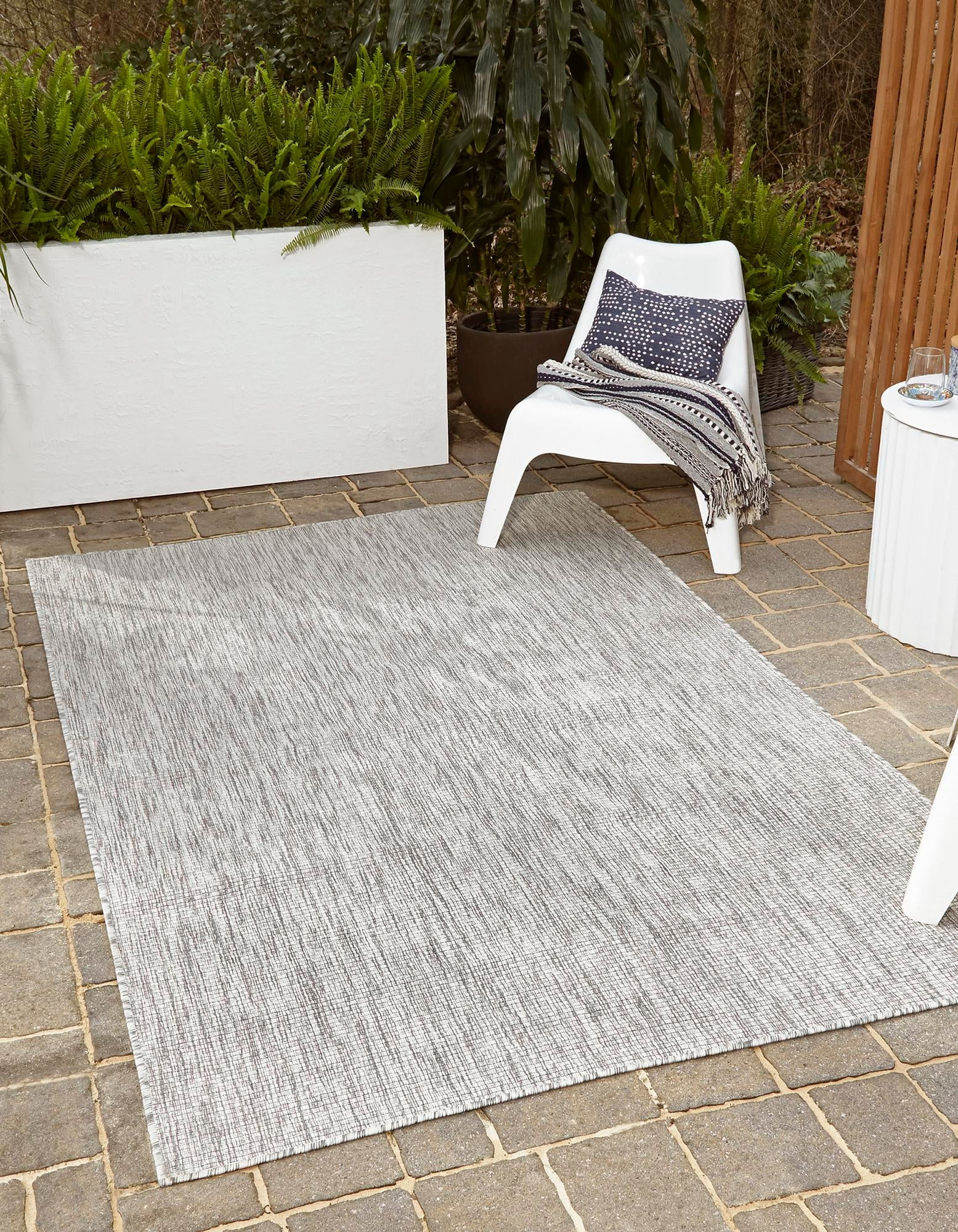 Light Gray Synthetic 5'3" x 8' Outdoor Flat-Woven Rug