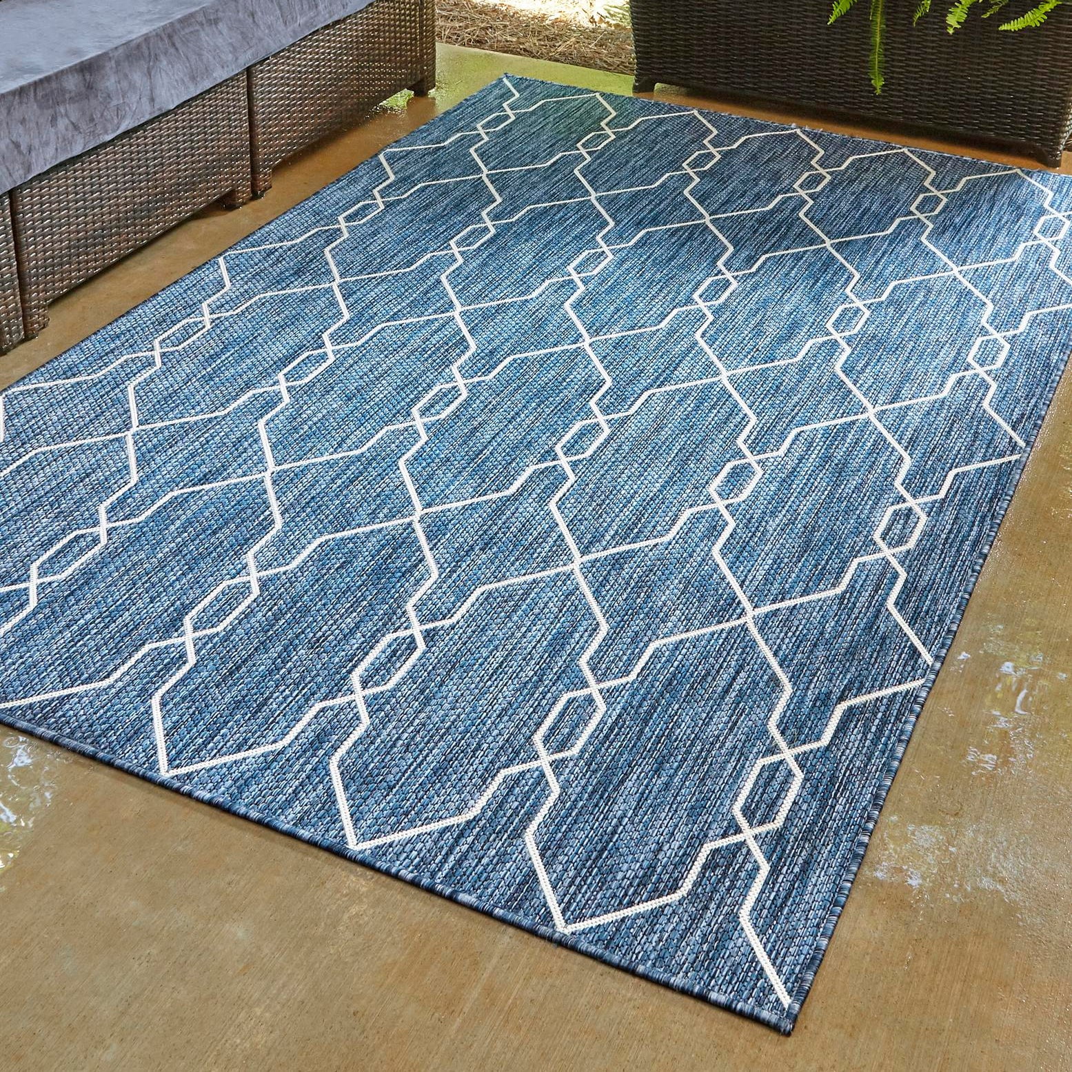 Coastal Charm Easy-Care Blue Trellis Synthetic Outdoor Rug 8' x 11'4"